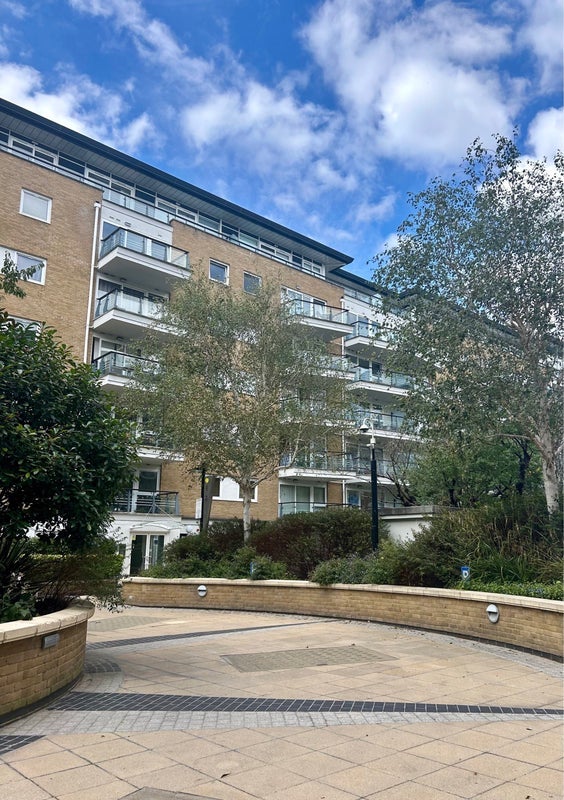 Room Waterside Path in Greater London