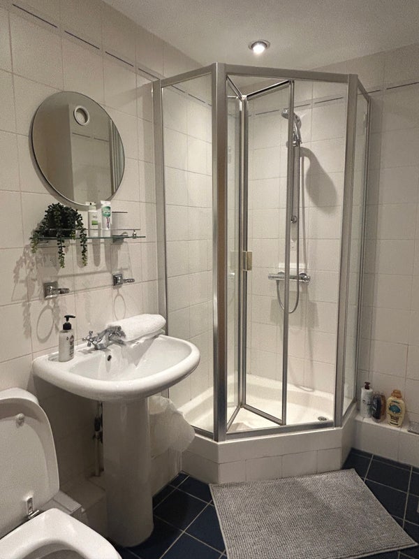 Room Waterside Path in Greater London