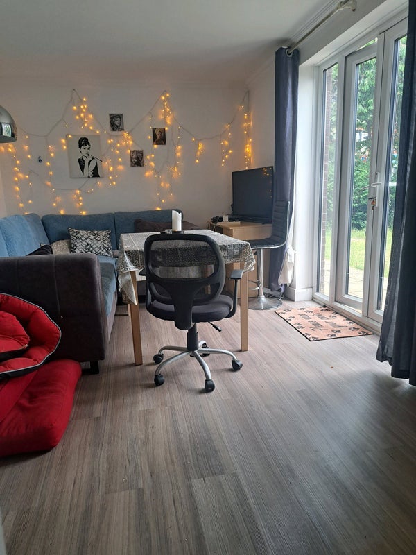 Room Burley Road in Leeds