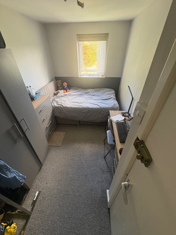 Room Burley Road in Leeds