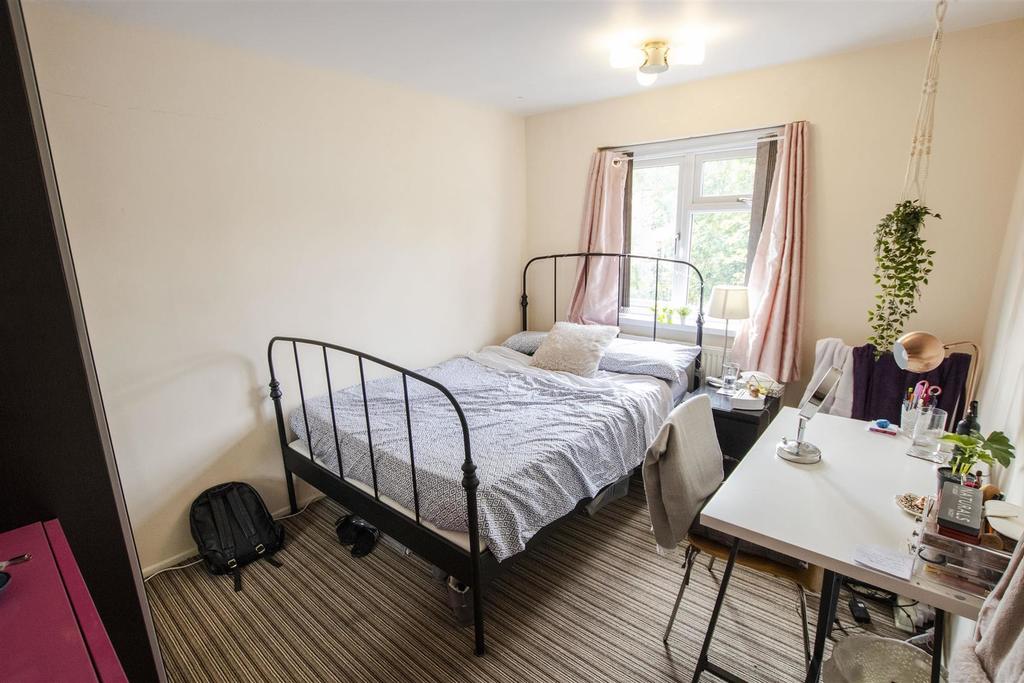 Flat Leahurst Crescent in Birmingham