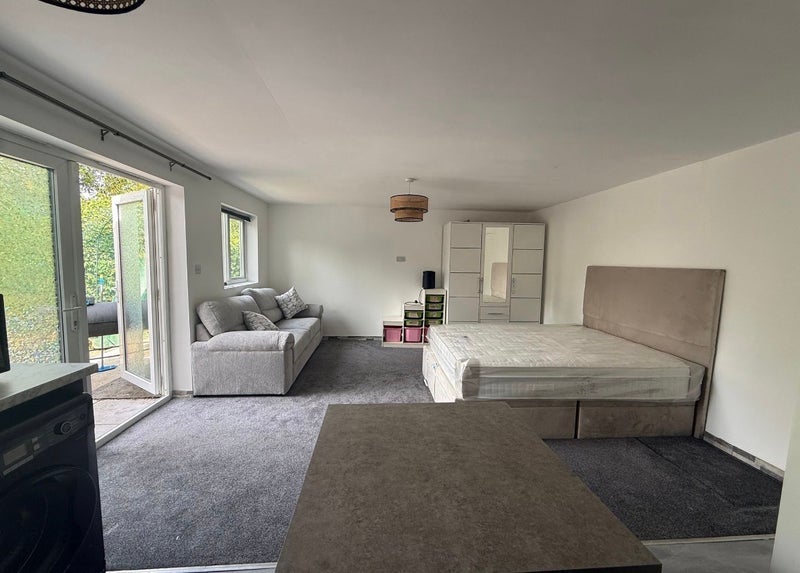 Room Woodlands Farm Road in Birmingham