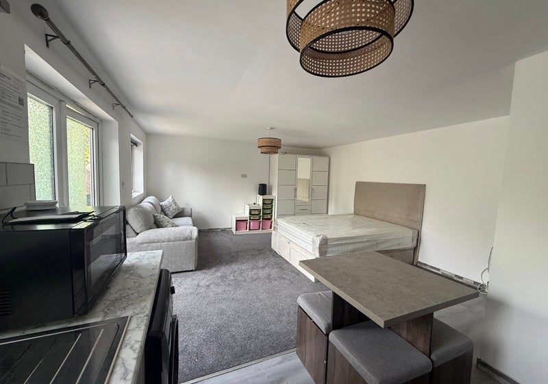 Room Woodlands Farm Road in Birmingham