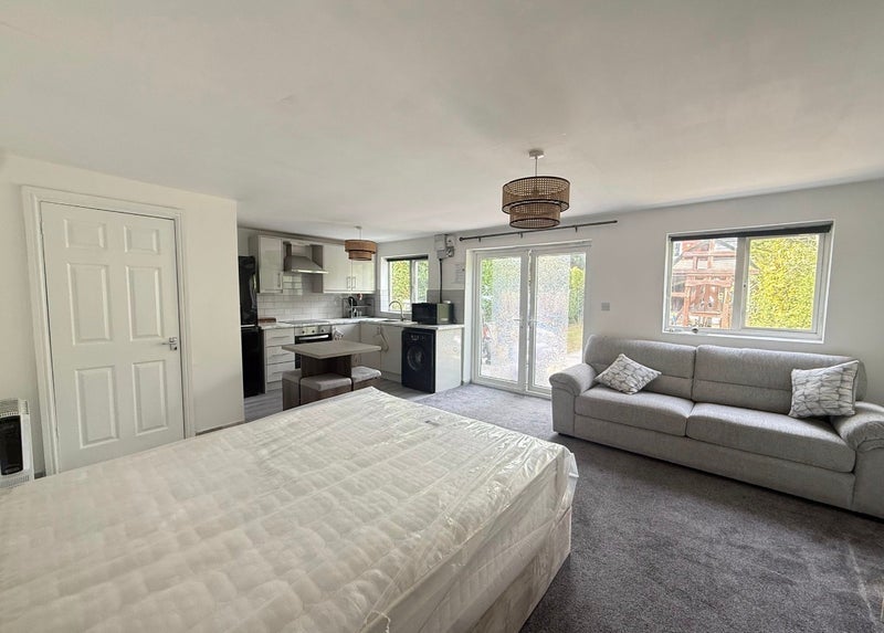 Room Woodlands Farm Road in Birmingham