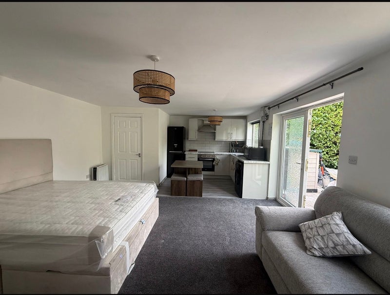Room Woodlands Farm Road in Birmingham