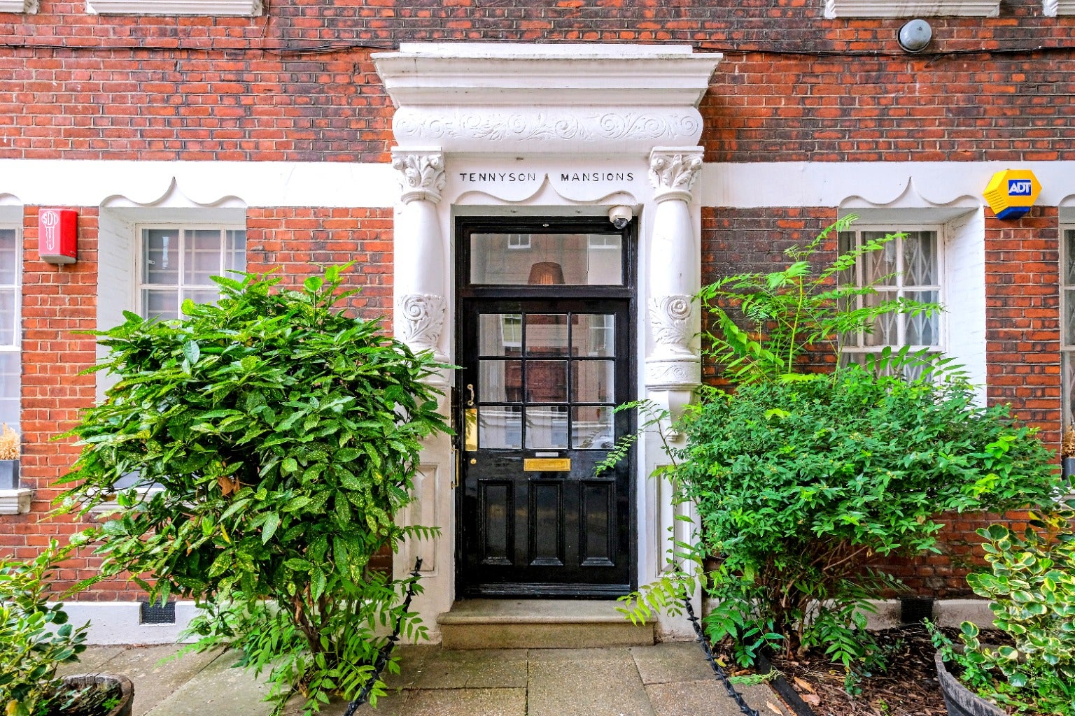 Flat Cheyne Row in Greater London