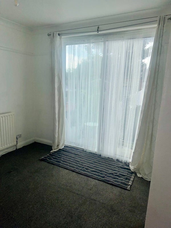 Room Overton Road in Greater London