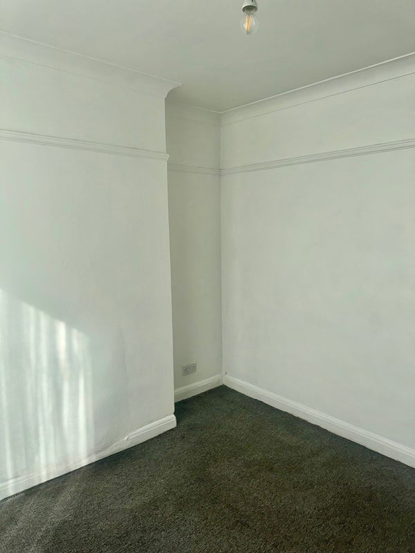 Room Overton Road in Greater London