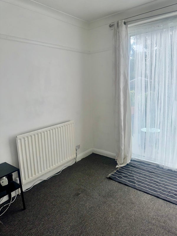 Room Overton Road in Greater London