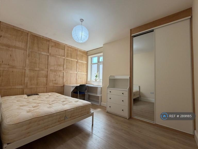 Room Lees Road in Greater London