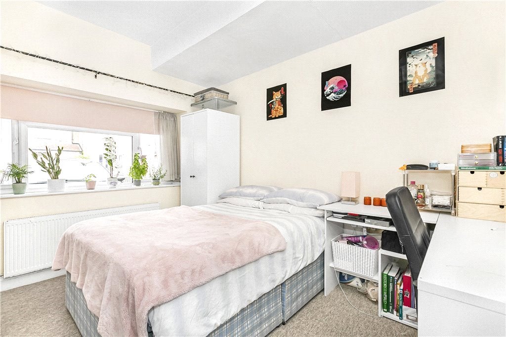 Flat Alexandra Road in Borough of Runnymede