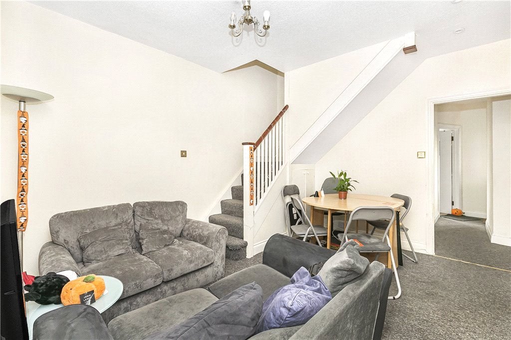 Flat Alexandra Road in Borough of Runnymede