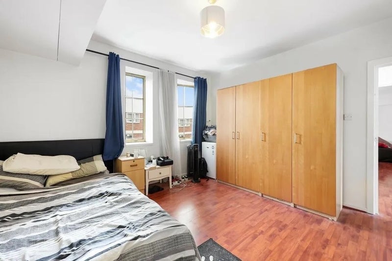 Room Commercial Road in Greater London