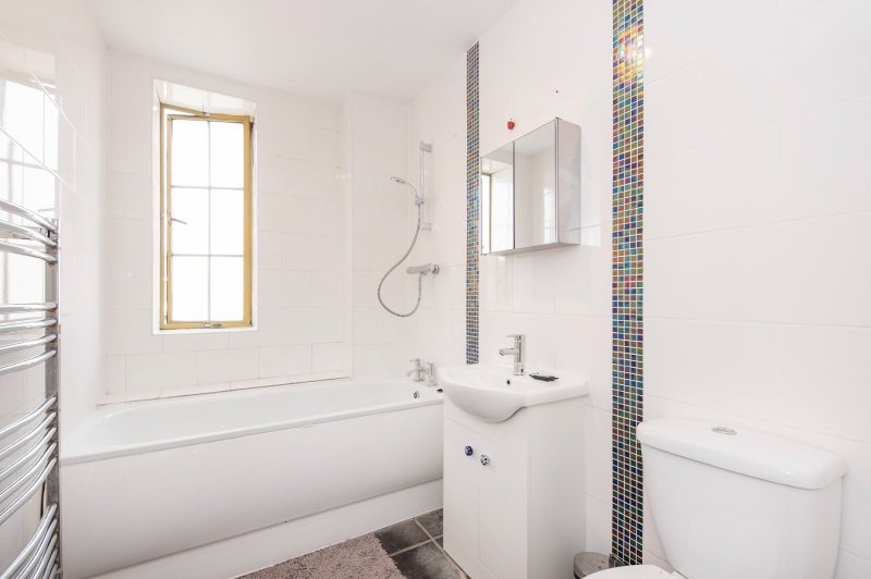 Room Commercial Road in Greater London