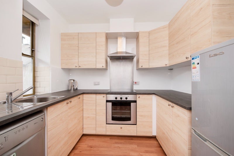 Room Commercial Road in Greater London