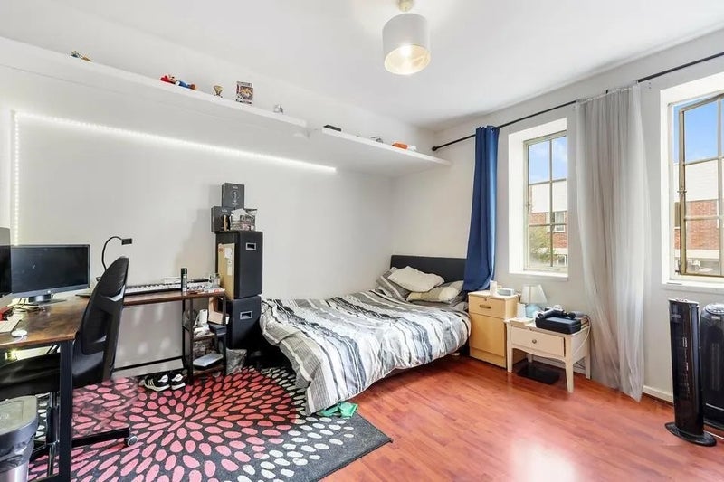 Room Commercial Road in Greater London