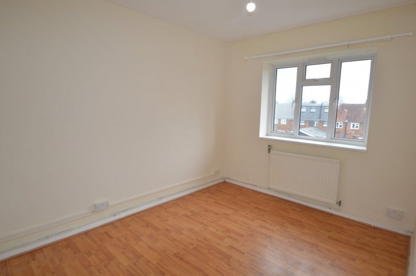 Flat Churchill Road in Slough