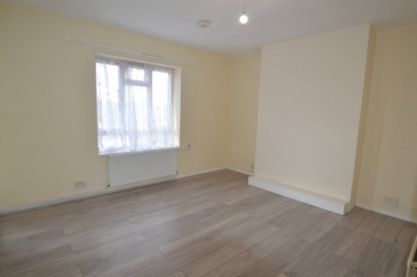 Flat Churchill Road in Slough