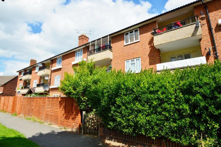 Flat Churchill Road in Slough