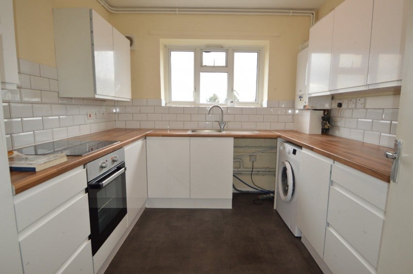 Flat Churchill Road in Slough