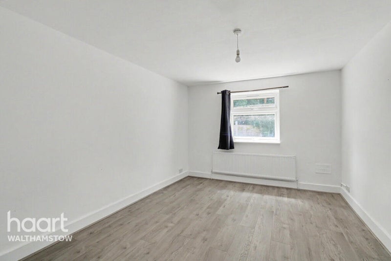 Flat Haldan Road in Greater London
