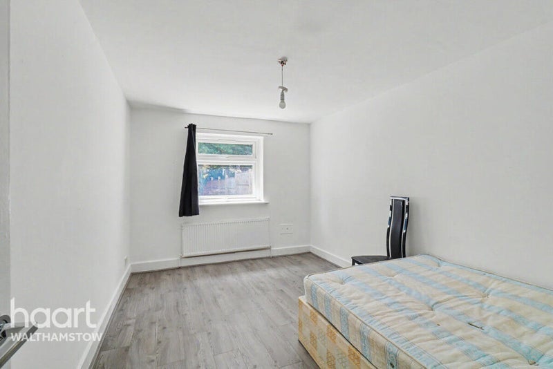 Flat Haldan Road in Greater London