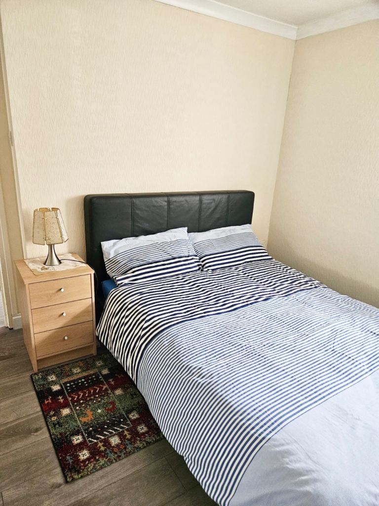 Room Kennedy Avenue in Greater London