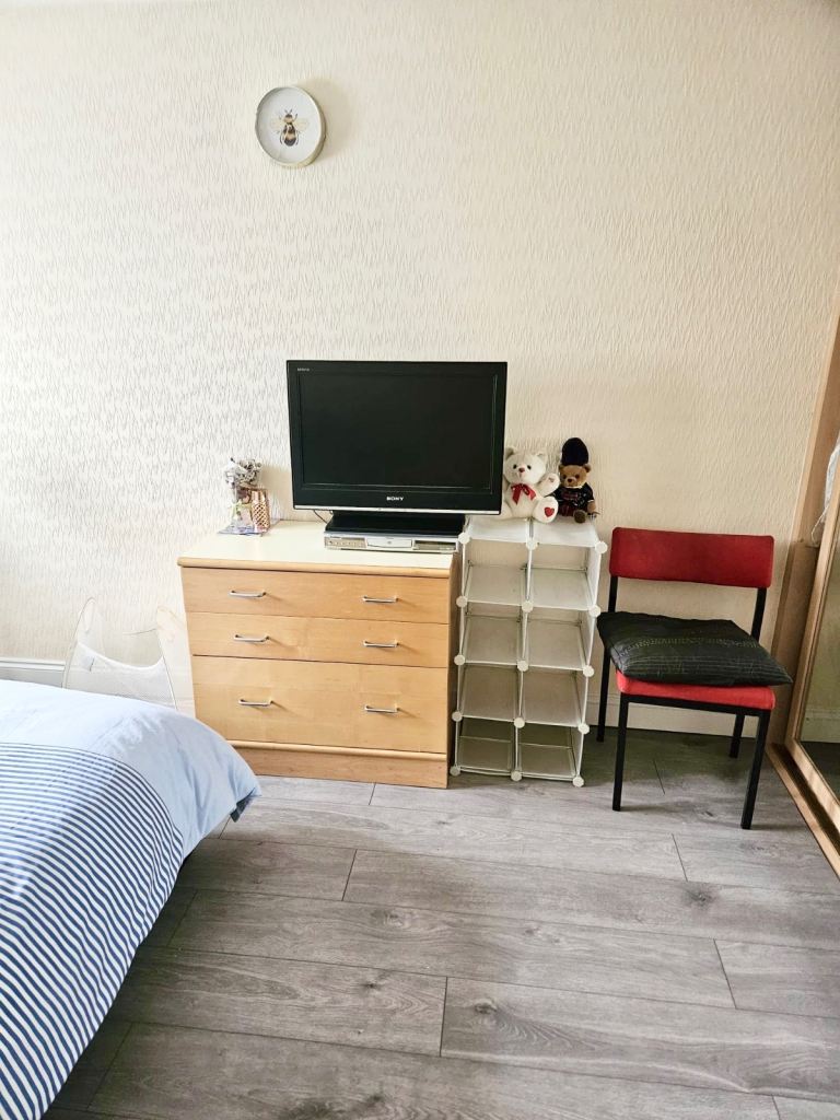 Room Kennedy Avenue in Greater London