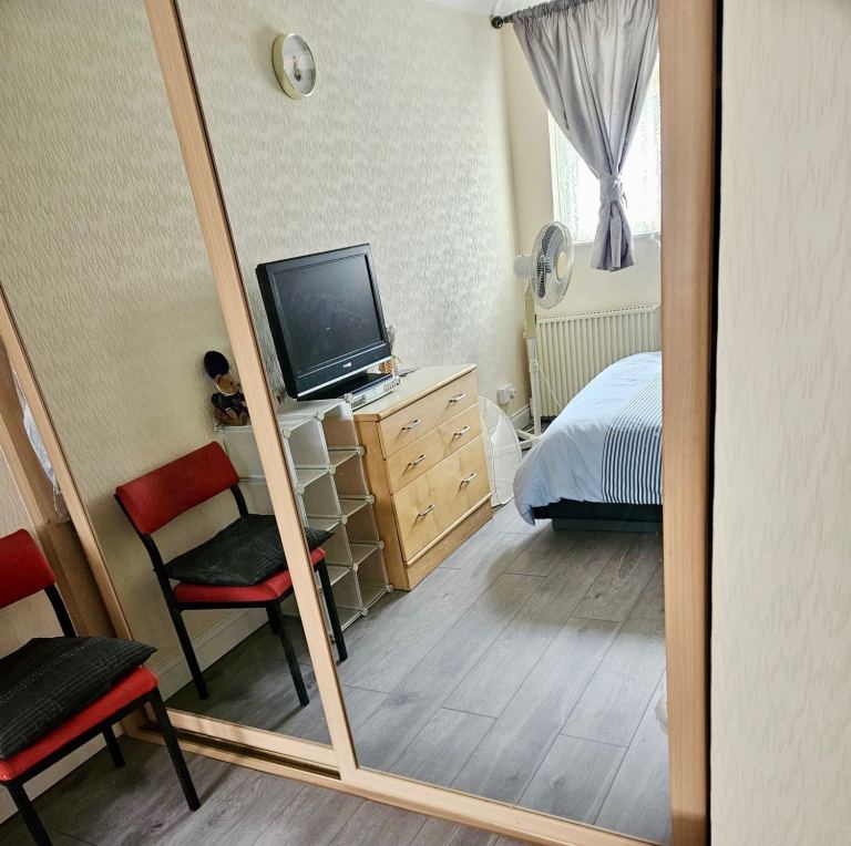 Room Kennedy Avenue in Greater London
