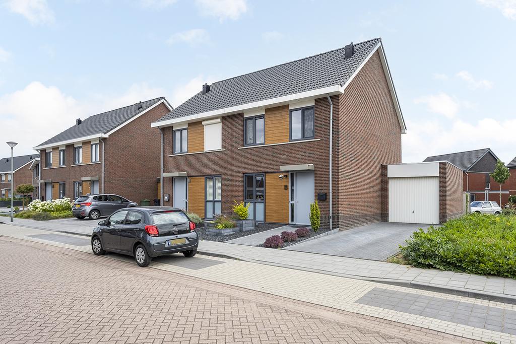 Huis Dorpstraat 84 in Buchten