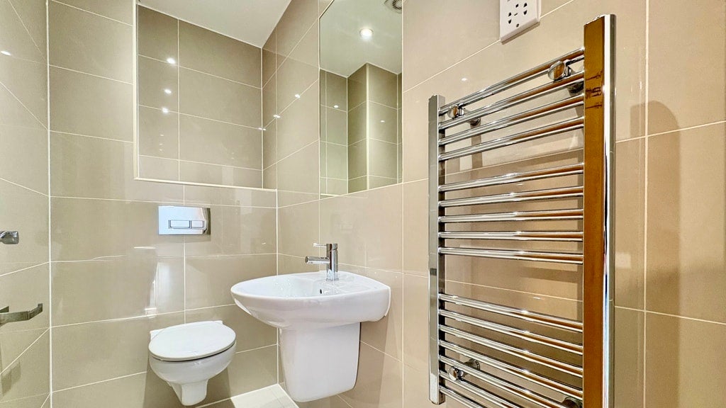 Flat Greenhill Way in Greater London