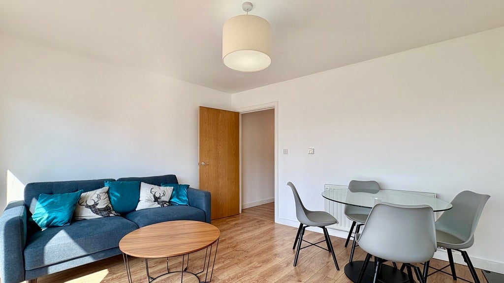 Flat Greenhill Way in Greater London