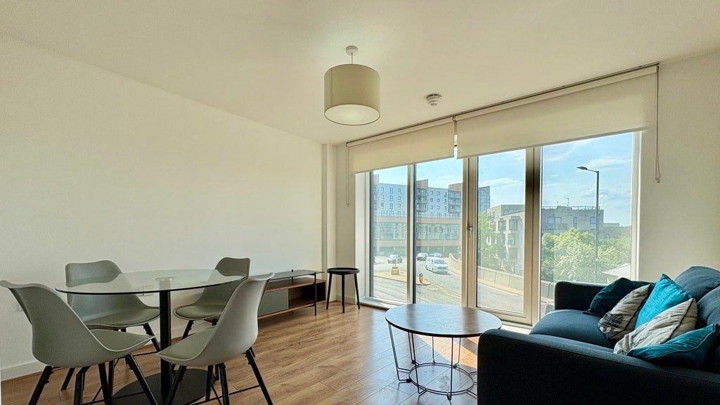Flat Greenhill Way in Greater London
