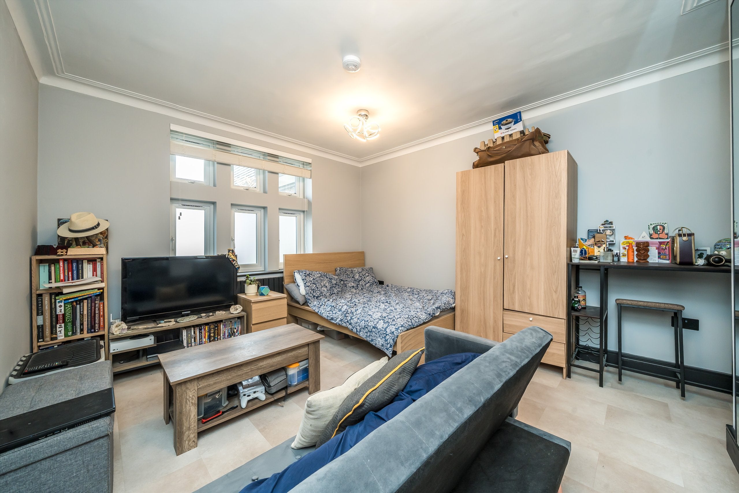 Flat Hazelbourne Road in Greater London