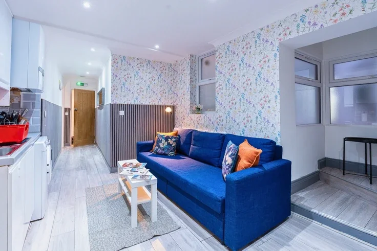 Flat Beaumont Crescent in Greater London