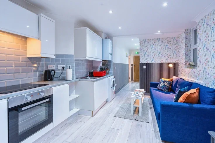 Flat Beaumont Crescent in Greater London