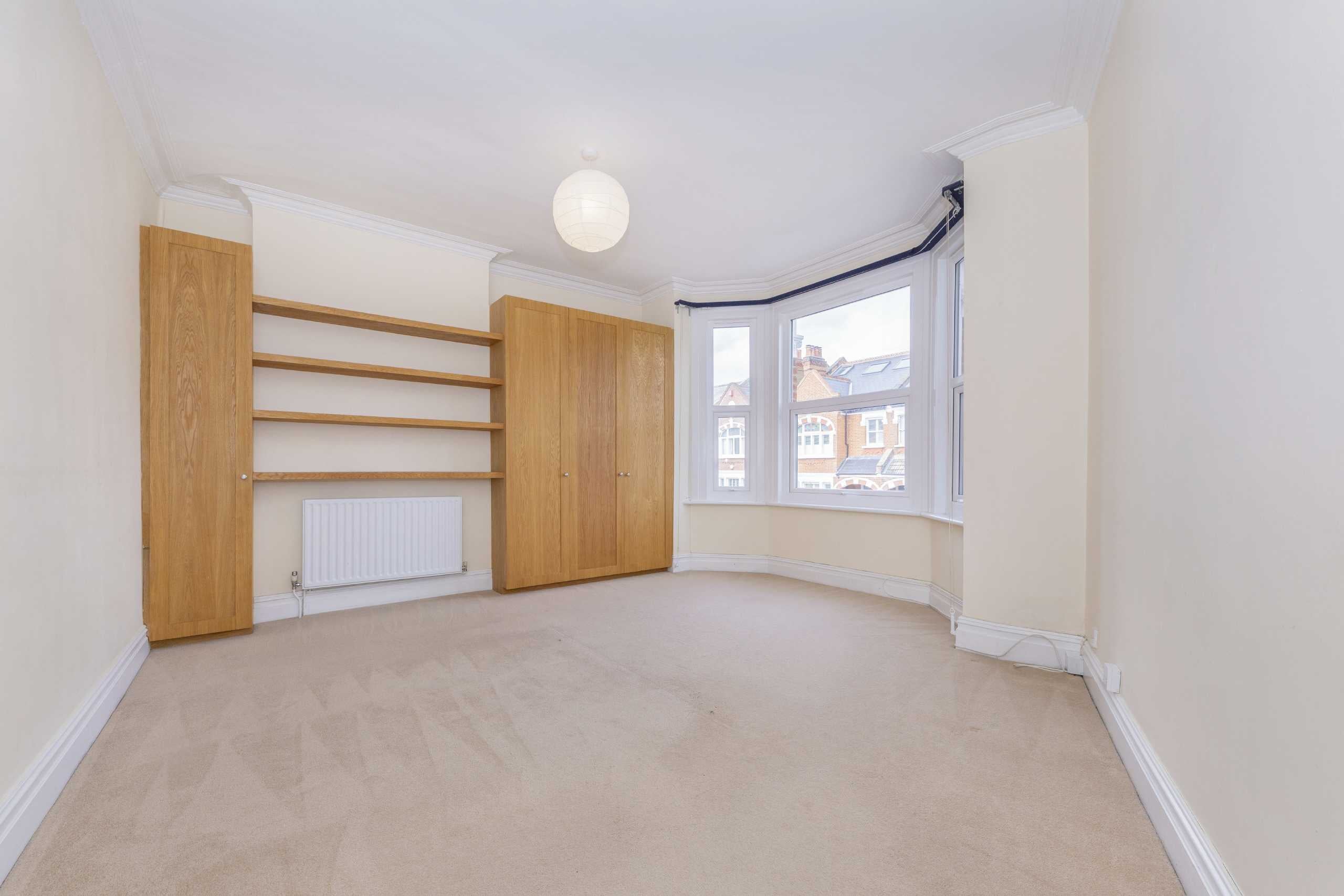 Flat Bernard Gardens in Greater London