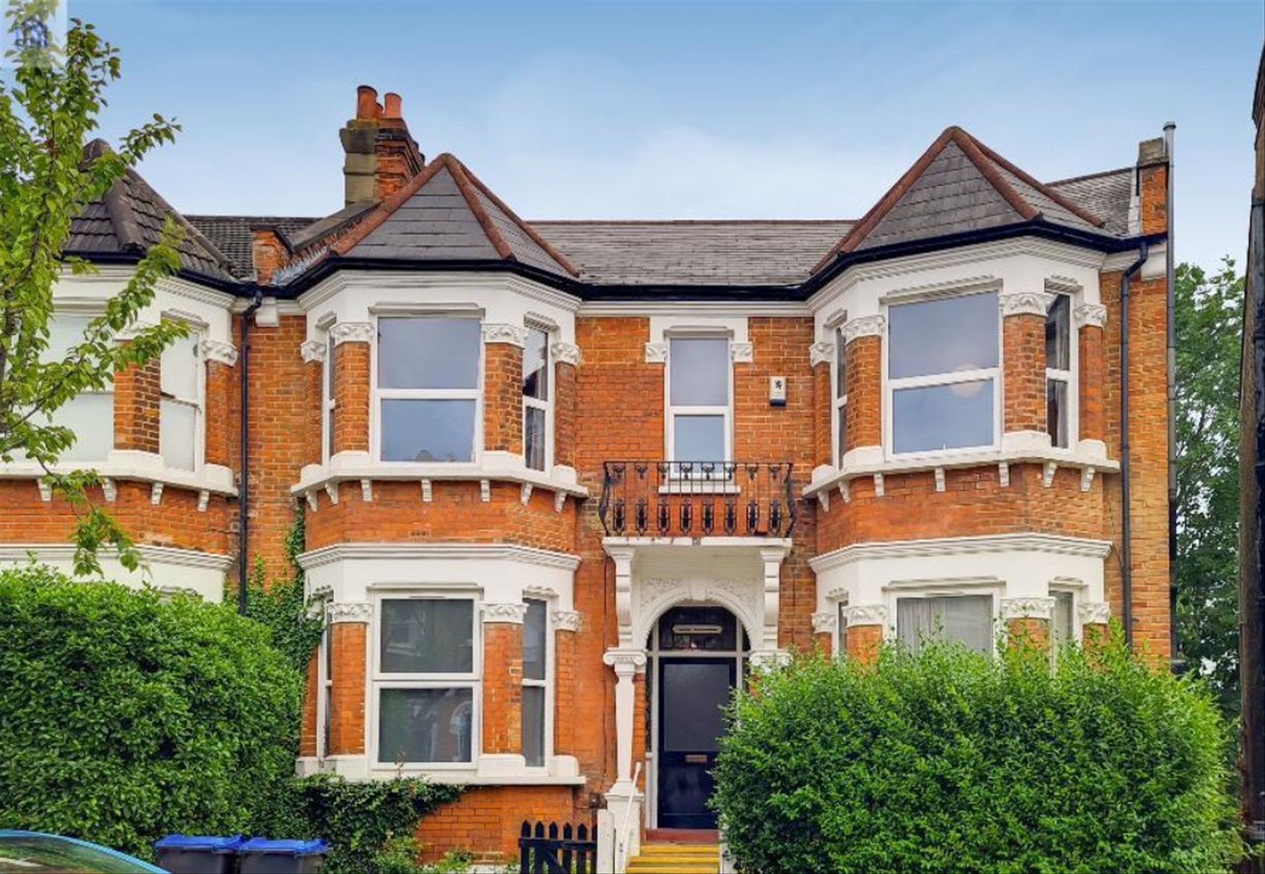 Flat Bernard Gardens in Greater London