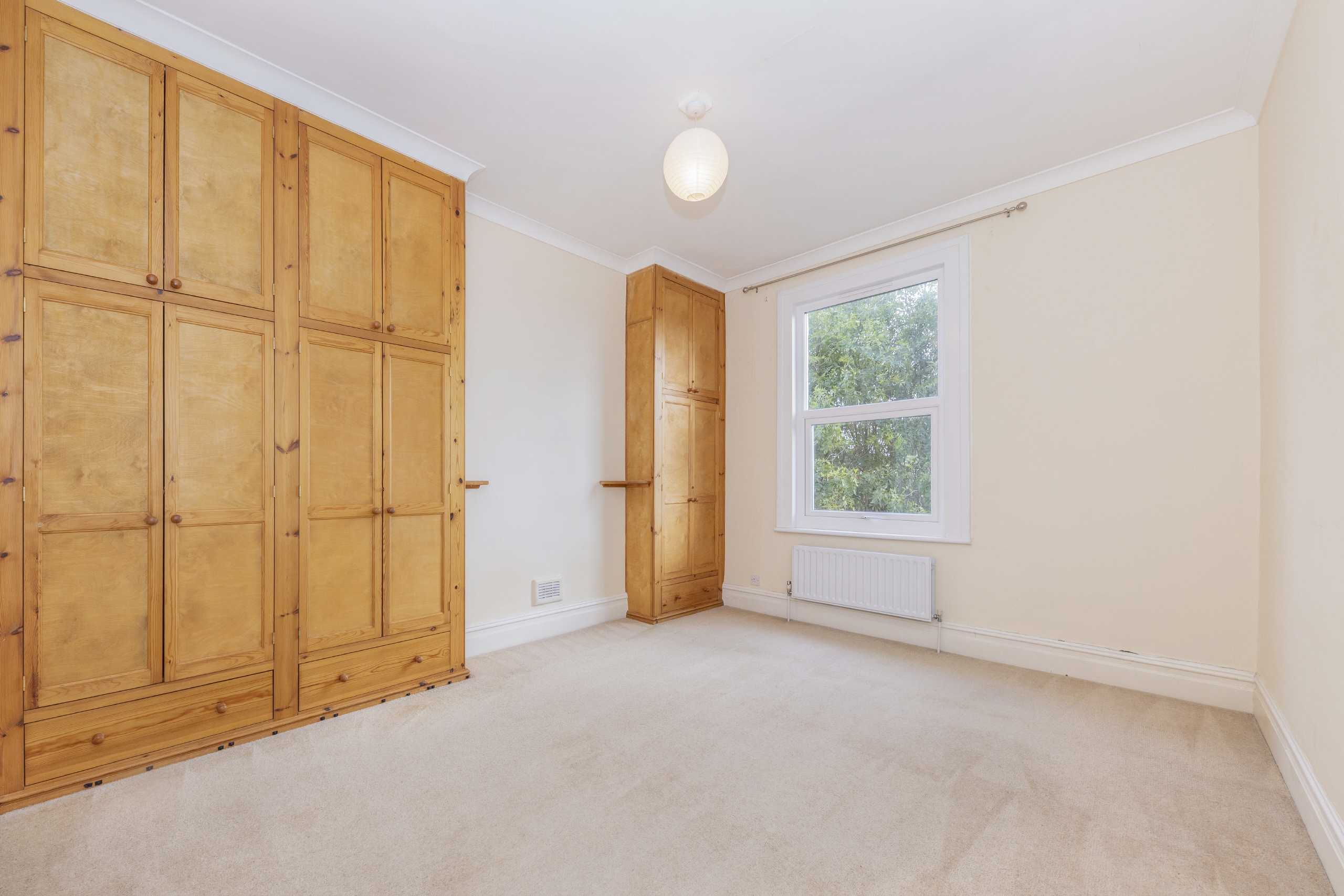 Flat Bernard Gardens in Greater London