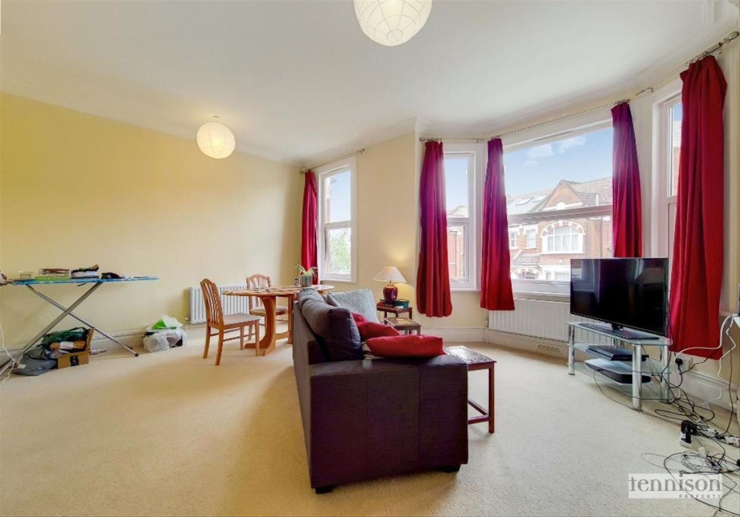 Flat Bernard Gardens in Greater London