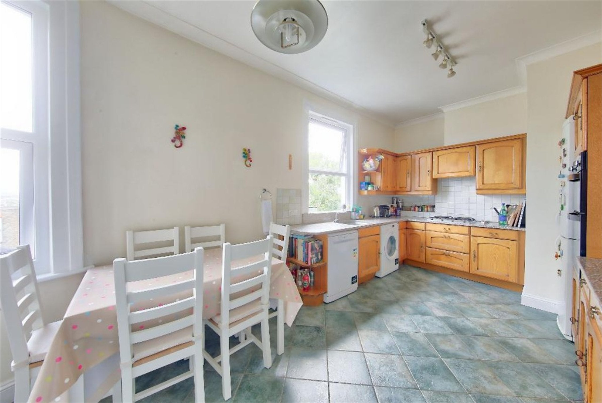 Flat Bernard Gardens in Greater London
