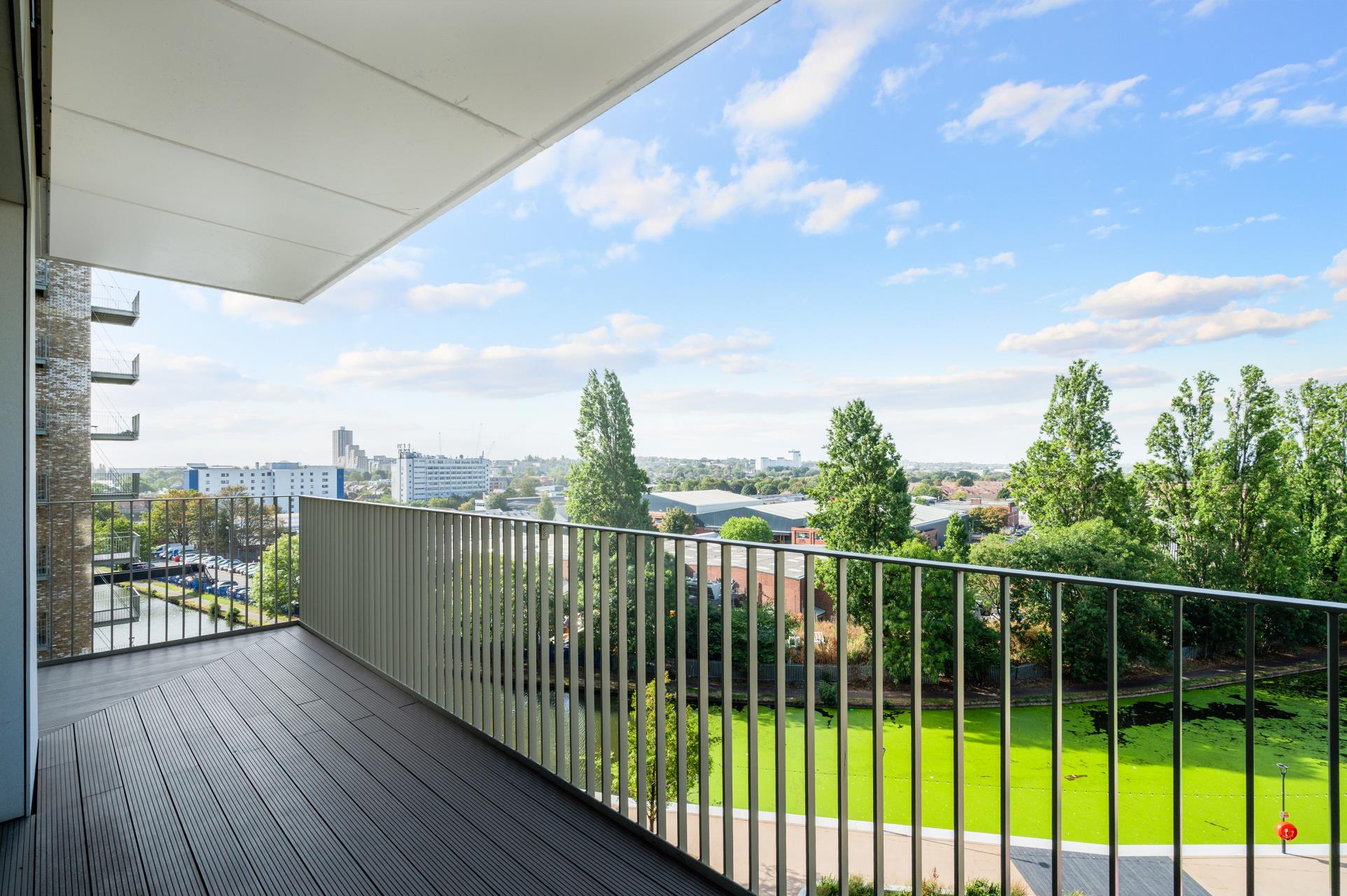 Flat Beresford Avenue in Greater London