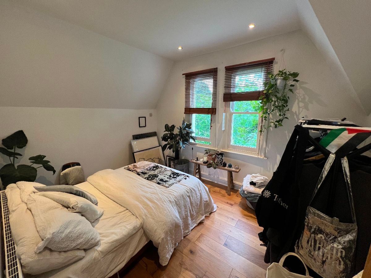 Flat Middleton Grove in Greater London