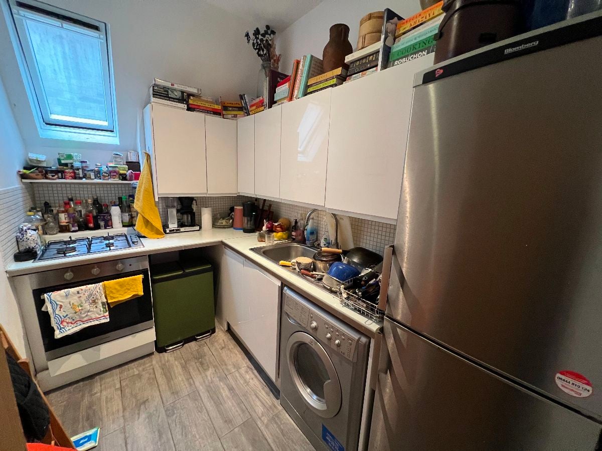 Flat Middleton Grove in Greater London