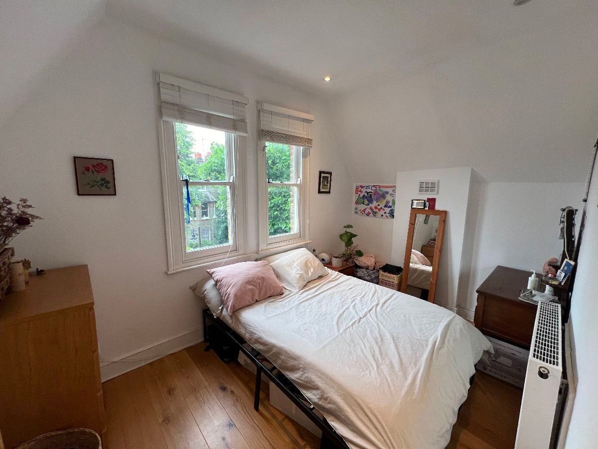 Flat Middleton Grove in Greater London