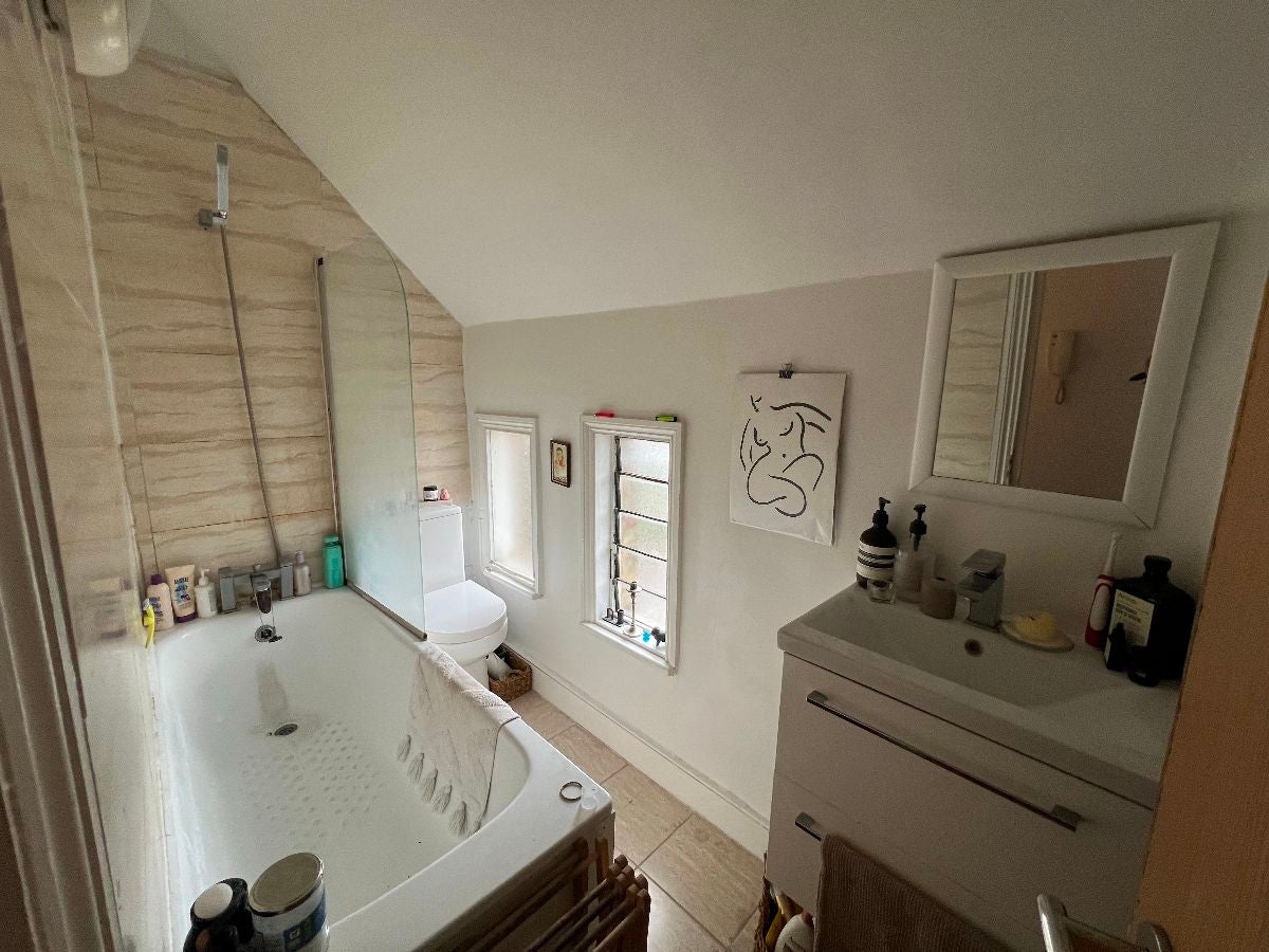 Flat Middleton Grove in Greater London