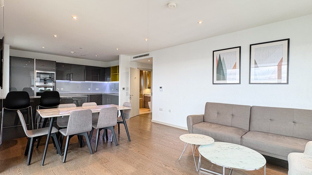 Flat Westfield Avenue in Greater London