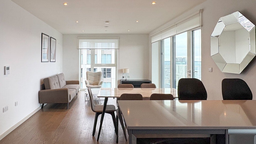 Flat Westfield Avenue in Greater London