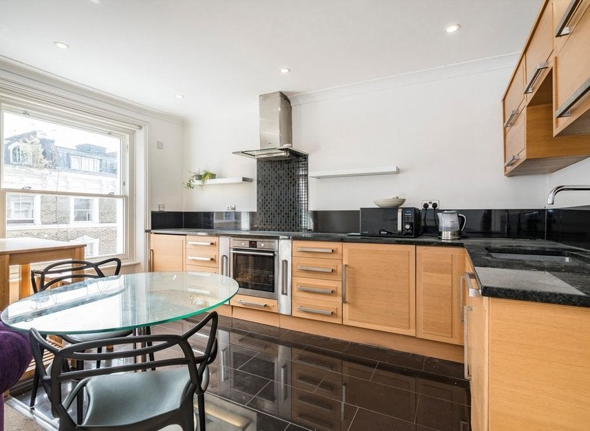 Flat Hogarth Road in Greater London