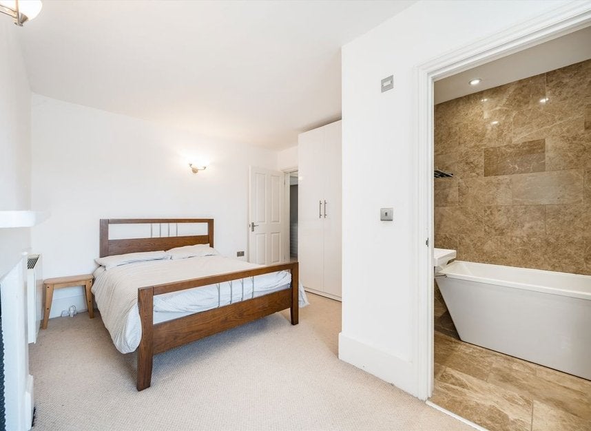 Flat Hogarth Road in Greater London